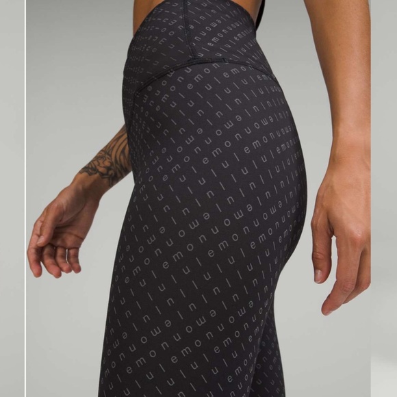 Lululemon Wunder Train High-Rise Tight 25"
Mirrorify Black Multi NWT leggings 4 - Picture 3 of 7